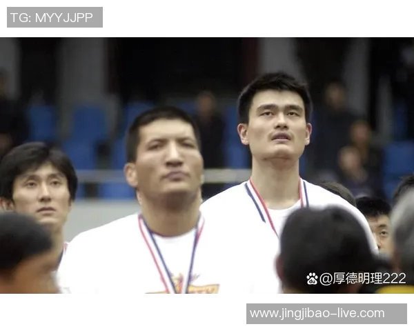 无意间捕捉到姚明的瞬间记录下这位篮球巨星的生活点滴